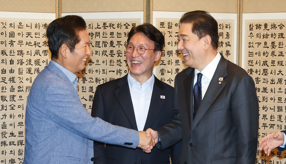 정청래 더불어민주당 대표와 김병기 원내대표가 14일 오후 서울 종로구 삼청동 총리 공관에서 열린 당정대 고위급 만찬회동에 참석해 기념촬영에 앞서 악수하고 있다. 김성룡 기자