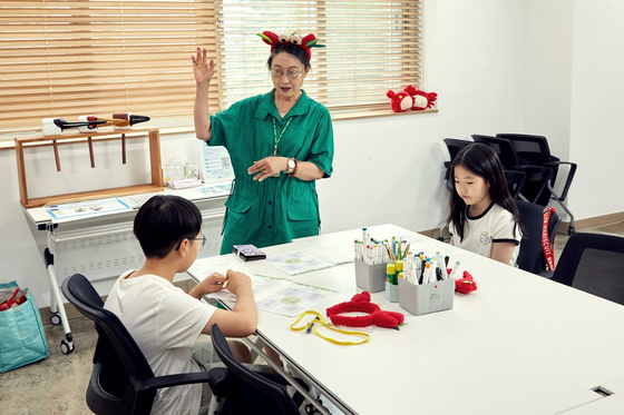 이기영(가운데) 자연환경해설사가 소중 학생기자단에게 장항습지에서 나타나는 기수역 생태계의 특징에 관해 설명했다. 