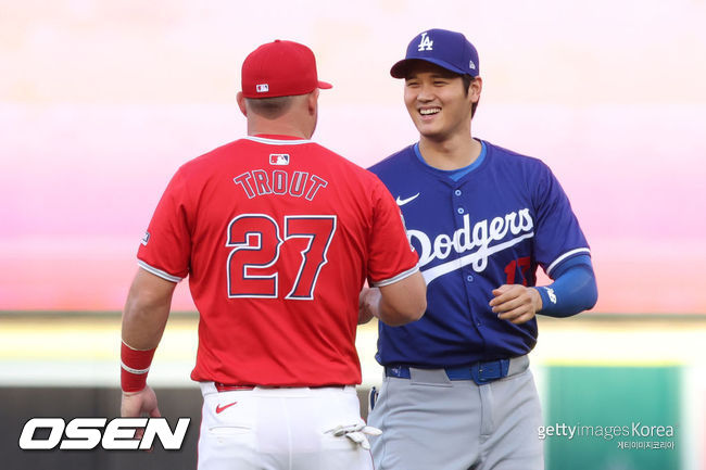 [사진] LA 에인절스 마이크 트라웃이 LA 다저스 오타니 쇼헤이와 인사하고 있다. ⓒGettyimages(무단전재 및 재배포 금지)