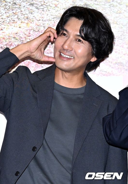 [OSEN=이대선 기자] 8일 오후 서울 CGV 용산아이파크몰에서 영화 '세상 참 예쁜 오드리' VIP 시사회가 열렸다.'세상 참 예쁜 오드리'는 엄마 미연과 국숫집을 운영하며 소소한 행복을 누리던 기훈이 어느 날 엄마의 병이 발견되고 연락이 끊긴 동생 지은과 재회하는 과정 속 진정한 가족으로 거듭나는 이야기를 유쾌하고 감동적으로 담아낸 가족 감동 드라마로 오는 24일 극장 개봉한다.배우 이필모가 포토타임을 가지고 있다. 2024.10.08 /sunday@osen.co.kr
