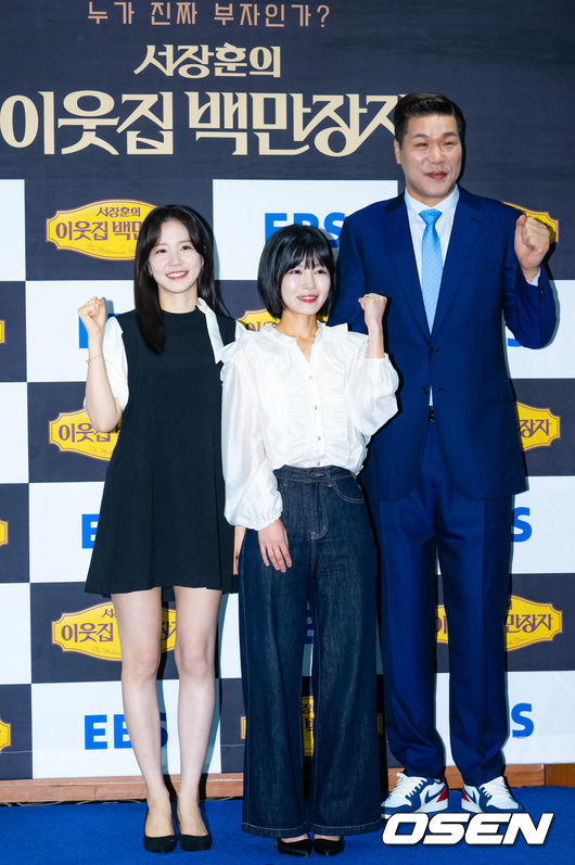 [OSEN=민경훈 기자] 16일 오전 서울 중구 프레스센터 서울 클럽홀에서 EBS ‘서장훈의 이웃집 백만장자’ 제작발표회가 열렸다.올 상반기 많은 사랑을 받았던 EBS ‘서장훈의 이웃집 백만장자’가 17일(수) 정규 편성으로 돌아온다. 이번에는 MC장예원과 호흡을 맞추며 다양한 분야의 ‘백만장자’들을 만나 이야기를 나눌 것으로 기대를 모으고 있다.MC 장예원, 김민지 PD, MC 서장훈이 포토타임을 갖고 있다. 2025.09.16 /rumi@osen.co.kr
