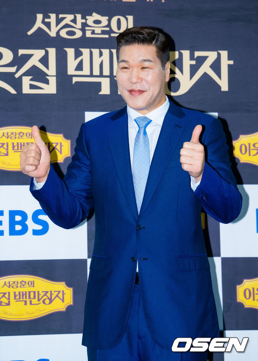 [OSEN=민경훈 기자] 16일 오전 서울 중구 프레스센터 서울 클럽홀에서 EBS ‘서장훈의 이웃집 백만장자’ 제작발표회가 열렸다.올 상반기 많은 사랑을 받았던 EBS ‘서장훈의 이웃집 백만장자’가 17일(수) 정규 편성으로 돌아온다. 이번에는 MC장예원과 호흡을 맞추며 다양한 분야의 ‘백만장자’들을 만나 이야기를 나눌 것으로 기대를 모으고 있다.MC 서장훈이 포토타임을 갖고 있다. 2025.09.16 /rumi@osen.co.kr