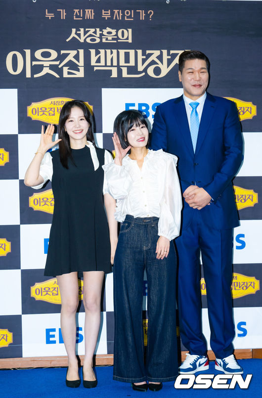 [OSEN=민경훈 기자] 16일 오전 서울 중구 프레스센터 서울 클럽홀에서 EBS ‘서장훈의 이웃집 백만장자’ 제작발표회가 열렸다.올 상반기 많은 사랑을 받았던 EBS ‘서장훈의 이웃집 백만장자’가 17일(수) 정규 편성으로 돌아온다. 이번에는 MC장예원과 호흡을 맞추며 다양한 분야의 ‘백만장자’들을 만나 이야기를 나눌 것으로 기대를 모으고 있다.MC 장예원, 김민지 PD, MC 서장훈이 포토타임을 갖고 있다. 2025.09.16 /rumi@osen.co.kr