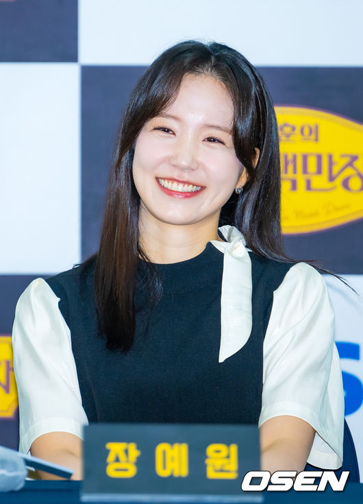 [OSEN=민경훈 기자] 16일 오전 서울 중구 프레스센터 서울 클럽홀에서 EBS ‘서장훈의 이웃집 백만장자’ 제작발표회가 열렸다.올 상반기 많은 사랑을 받았던 EBS ‘서장훈의 이웃집 백만장자’가 17일(수) 정규 편성으로 돌아온다. 이번에는 MC장예원과 호흡을 맞추며 다양한 분야의 ‘백만장자’들을 만나 이야기를 나눌 것으로 기대를 모으고 있다.MC 장예원이 기자간담회에서 미소짓고 있다. 2025.09.16 /rumi@osen.co.kr