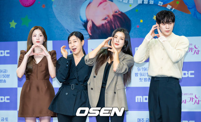 [OSEN=박준형 기자] MBC 금토드라마 '달까지 가자' 제작발표회가 16일 오전 서울 상암 MBC에서 진행됐다. '달까지 가자'는 월급만으론 생존할 수 없는 흙수저 세 여자가 코인 투자에 뛰어들며 벌어지는 하이퍼리얼리즘 생존 드라마로 뱅 이선빈과 라미란, 조아람, 김영대가 출연한다.배우 조아람과 라미란, 이선빈, 김영대가 포즈를 취하고 있다.  2025.09.16 / soul1014@osen.co.kr