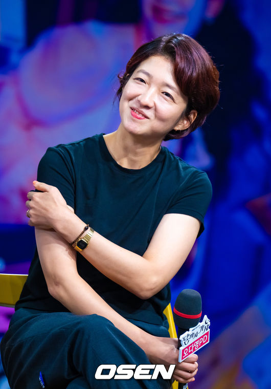 [OSEN=박준형 기자] MBC 금토드라마 '달까지 가자' 제작발표회가 16일 오전 서울 상암 MBC에서 진행됐다. '달까지 가자'는 월급만으론 생존할 수 없는 흙수저 세 여자가 코인 투자에 뛰어들며 벌어지는 하이퍼리얼리즘 생존 드라마로 뱅 이선빈과 라미란, 조아람, 김영대가 출연한다.오다영 연출이 미소 짓고 있다.  2025.09.16 / soul1014@osen.co.kr