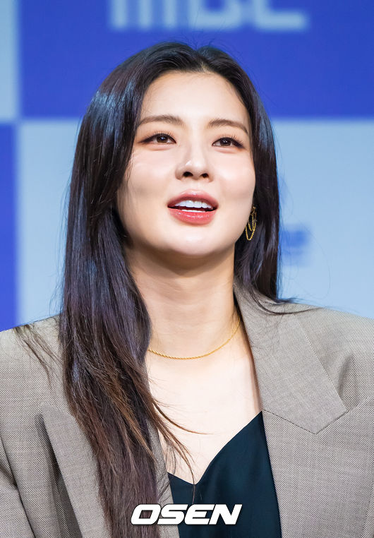 [OSEN=박준형 기자] MBC 금토드라마 '달까지 가자' 제작발표회가 16일 오전 서울 상암 MBC에서 진행됐다. '달까지 가자'는 월급만으론 생존할 수 없는 흙수저 세 여자가 코인 투자에 뛰어들며 벌어지는 하이퍼리얼리즘 생존 드라마로 뱅 이선빈과 라미란, 조아람, 김영대가 출연한다.배우 이선빈이 질문을 듣고 있다.  2025.09.16 / soul1014@osen.co.kr