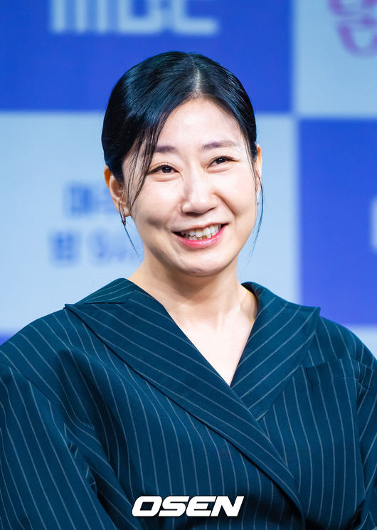 [OSEN=박준형 기자] MBC 금토드라마 '달까지 가자' 제작발표회가 16일 오전 서울 상암 MBC에서 진행됐다. '달까지 가자'는 월급만으론 생존할 수 없는 흙수저 세 여자가 코인 투자에 뛰어들며 벌어지는 하이퍼리얼리즘 생존 드라마로 뱅 이선빈과 라미란, 조아람, 김영대가 출연한다.배우 라미란이 미소 짓고 있다.  2025.09.16 / soul1014@osen.co.kr