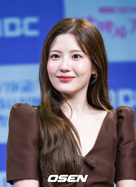 [OSEN=박준형 기자] MBC 금토드라마 '달까지 가자' 제작발표회가 16일 오전 서울 상암 MBC에서 진행됐다. '달까지 가자'는 월급만으론 생존할 수 없는 흙수저 세 여자가 코인 투자에 뛰어들며 벌어지는 하이퍼리얼리즘 생존 드라마로 뱅 이선빈과 라미란, 조아람, 김영대가 출연한다.배우 조아람이 미소 짓고 있다.  2025.09.16 / soul1014@osen.co.kr