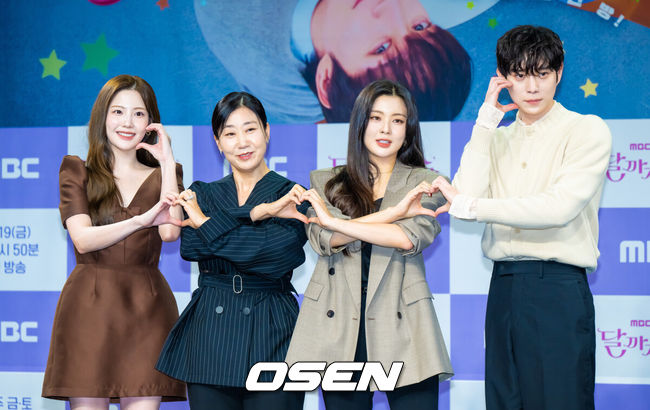 [OSEN=박준형 기자] MBC 금토드라마 '달까지 가자' 제작발표회가 16일 오전 서울 상암 MBC에서 진행됐다. '달까지 가자'는 월급만으론 생존할 수 없는 흙수저 세 여자가 코인 투자에 뛰어들며 벌어지는 하이퍼리얼리즘 생존 드라마로 뱅 이선빈과 라미란, 조아람, 김영대가 출연한다.배우 조아람과 라미란, 이선빈, 김영대가 포즈를 취하고 있다.  2025.09.16 / soul1014@osen.co.kr
