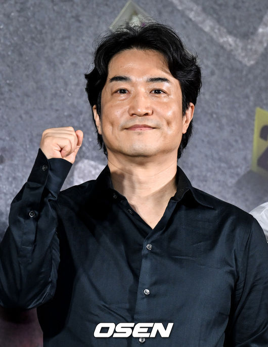 [OSEN=조은정 기자]넷플릭스 예능 '크라임씬 제로' 제작발표회가 16일 서울 구로구 신도림 라마다 호텔에서 열렸다.넷플릭스 예능 ‘크라임씬 제로’는 용의자와 탐정이 된 플레이어가 그들 가운데 숨어있는 범인을 찾아내는 레전드 롤플레잉 추리 게임이다.윤현준PD가 포즈를 취하고 있다.  2025.09.16 /cej@osen.co.kr