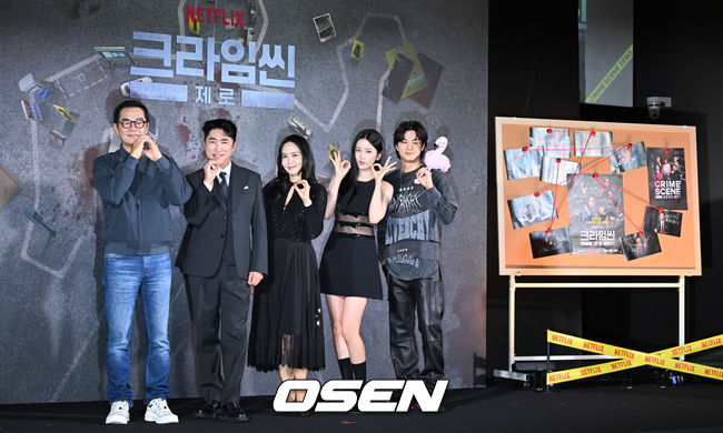 [OSEN=조은정 기자]넷플릭스 예능 '크라임씬 제로' 제작발표회가 16일 서울 구로구 신도림 라마다 호텔에서 열렸다.넷플릭스 예능 ‘크라임씬 제로’는 용의자와 탐정이 된 플레이어가 그들 가운데 숨어있는 범인을 찾아내는 레전드 롤플레잉 추리 게임이다.장진(왼쪽부터), 장동민, 박지윤, 아이브 안유진, 김지훈 이 포즈를 취하고 있다.  2025.09.16 /cej@osen.co.kr