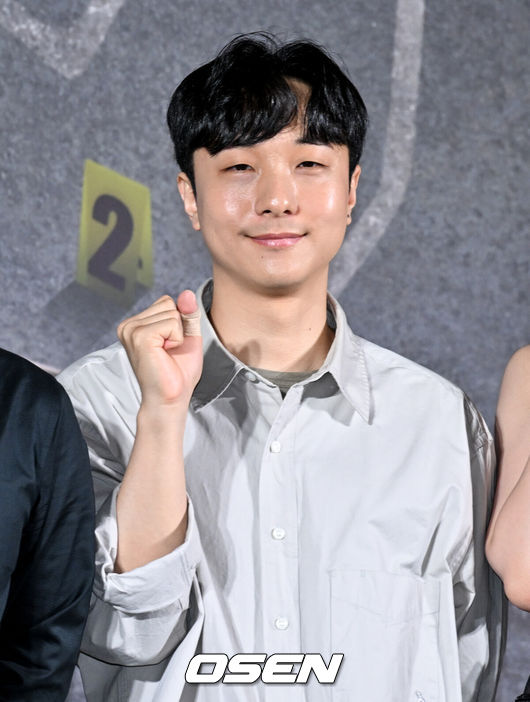 [OSEN=조은정 기자]넷플릭스 예능 '크라임씬 제로' 제작발표회가 16일 서울 구로구 신도림 라마다 호텔에서 열렸다.넷플릭스 예능 ‘크라임씬 제로’는 용의자와 탐정이 된 플레이어가 그들 가운데 숨어있는 범인을 찾아내는 레전드 롤플레잉 추리 게임이다.황슬우PD가 포즈를 취하고 있다.  2025.09.16 /cej@osen.co.kr