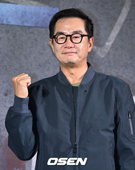 [OSEN=조은정 기자]넷플릭스 예능 '크라임씬 제로' 제작발표회가 16일 서울 구로구 신도림 라마다 호텔에서 열렸다.넷플릭스 예능 ‘크라임씬 제로’는 용의자와 탐정이 된 플레이어가 그들 가운데 숨어있는 범인을 찾아내는 레전드 롤플레잉 추리 게임이다.장진 감독이 포즈를 취하고 있다.  2025.09.16 /cej@osen.co.kr