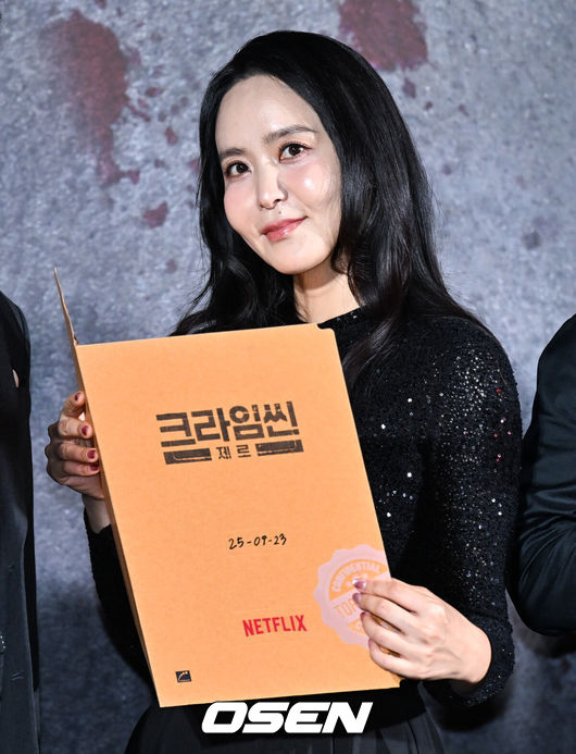 [OSEN=조은정 기자]넷플릭스 예능 '크라임씬 제로' 제작발표회가 16일 서울 구로구 신도림 라마다 호텔에서 열렸다.넷플릭스 예능 ‘크라임씬 제로’는 용의자와 탐정이 된 플레이어가 그들 가운데 숨어있는 범인을 찾아내는 레전드 롤플레잉 추리 게임이다.아나운서 박지윤이 포즈를 취하고 있다.  2025.09.16 /cej@osen.co.kr