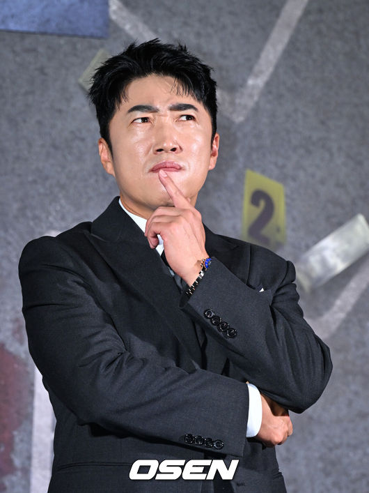 [OSEN=조은정 기자]넷플릭스 예능 '크라임씬 제로' 제작발표회가 16일 서울 구로구 신도림 라마다 호텔에서 열렸다.넷플릭스 예능 ‘크라임씬 제로’는 용의자와 탐정이 된 플레이어가 그들 가운데 숨어있는 범인을 찾아내는 레전드 롤플레잉 추리 게임이다.방송인 장동민이 포즈를 취하고 있다.  2025.09.16 /cej@osen.co.kr
