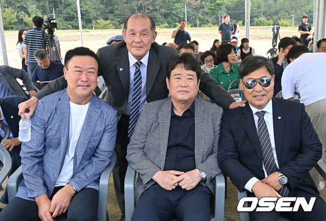 [OSEN=부산, 이석우 기자] 한국야구명예의 전당(야구박물관) 착공식이 16일 부산 기장-현대차 드림 볼파크에서 열렸다. 착공식에는 허구연 KBO 총재, 박형준 부산시장, 정종복 기장군수, 박홍복 기장군의회의장, 양해영 대한야구소프트볼협회 회장 등 주요 내빈이 참석해 시삽을 했다. 착공식에 참석한 이만수 헐크파운데이션 이사장과 박철순 일구회 부회장, 장종훈 KBO 전력 강화 위원, 윤학길 KBO 재능기부위원이 포즈를 취하고 있다.한국야구명예의 전당은 2027년 상반기에 개장 예정이다. 2025.09.16 / foto0307@osen.co.kr