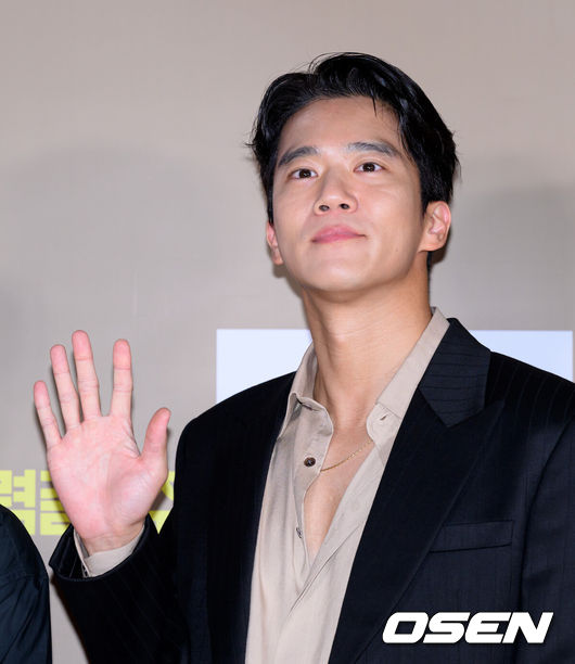 [OSEN=이대선 기자] 5일 서울 송파구 롯데시네마 월드타워점에서 영화 '전력질주' VIP 시사회가 열렸다.영화 ‘전력질주’(감독 이승훈)는 현재를 달리는 남자와 미래를 달리는 남자, 시간을 달리는 그들의 완벽한 엔딩을 위한 전력질주를 그린 러닝드라마로 오는 9월 10일 롯데시네마에서 단독 개봉한다.배우 하석진이 포토타임을 가지고 있다. 2025.09.05 /sunday@osen.co.kr
