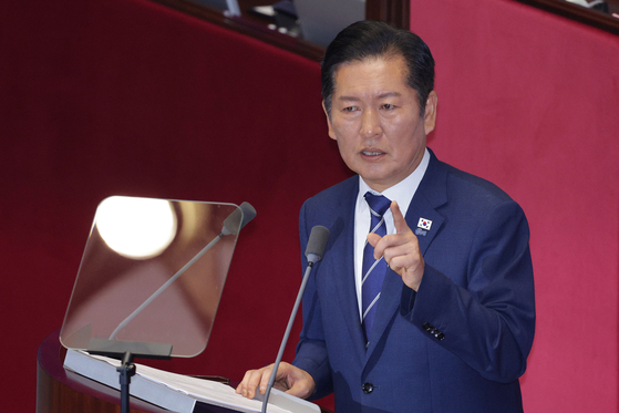 정청래 더불어민주당 대표가 지난 9일 오전 서울 여의도 국회에서 열린 제429회국회(정기회) 제2차 본회의에서 국정에 관한 교섭단체 대표연설을 하고 있다. 뉴스1