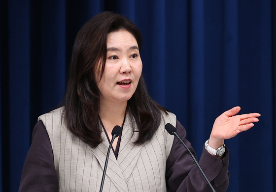 강유정 대통령실 대변인이 15일 용산 대통령실에서 브리핑을 마친 뒤 질문을 받고 있다.   연합뉴스
