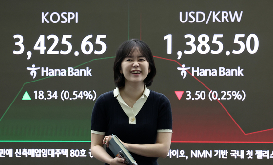 16일 오전 서울 중구 하나은행 딜링룸 전광판에 개장 시황이 나오고 있다.  이날 코스피는 오전 9시5분 기준 전일 종가와 비교해 18.99포인트(0.56%) 상승한 3426.30를 기록하고 있다. 11거래일 연속 상승세다. 같은 시각 코스닥은 전일 대비 0.58p(0.07%) 상승한 853.27이다. 뉴스1