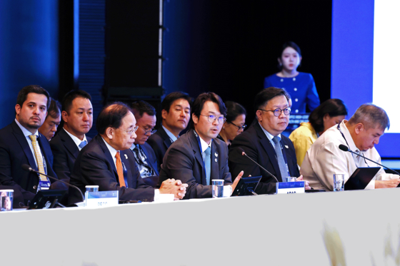 이규호 코오롱그룹 부회장(오른쪽에서 세번째)이 16일 서울 신라호텔에서 열린 2025년 APEC 보건과 경제 고위급 회의(HLMHE)에 참석해 발언하고 있다. 사진 코오롱그룹