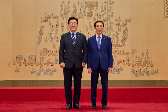 이재명 대통령이 15일 서울 용산 대통령실에서 이석연 국민통합위원장에게 위촉장을 수여한 뒤 기념사진을 찍고 있다. [사진제공=대통령실]