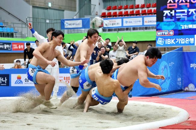 16일 강원도 삼척시 삼척체육관에서 열린 결승전에서 대구대가 경기대를 4-2로 제압하고 우승 트로피를 들어 올렸다. / 대한씨름협회
