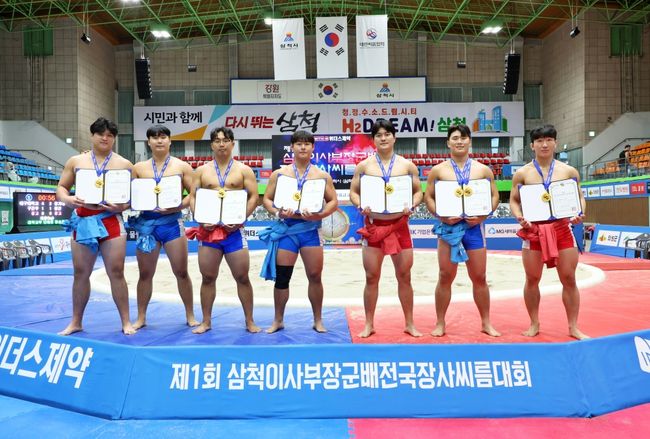 개인전에서는 대구대 가수호가 소장급(80kg 이하)에서 우승하며 단체전에 이어 이번 대회 2관왕에 올랐다. 이어 용사급(95kg 이하)에서는 동아대 김민규가 정상에 오르며 올 시즌 개인전 5관왕(회장기·시도대항·증평·구례대학장사·삼척)을 달성했다. / 대한씨름협회