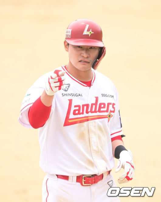 [OSEN=인천, 김성락 기자] 24일 오전 인천 강화군 SSG퓨처스필드에서 2025 KBO 퓨처스리그 SSG 랜더스와 LG 트윈스의 경기가 열렸다. 홈팀 SSG는 천범석, 방문팀 LG는 임준형이 선발 출전했다. 6회말 무사 1, 2루 SSG 류효승이 1타점 적시타를 날린 뒤 세리머니를 하고 있다.  2025.05.24 / ksl0919@osen.co.kr