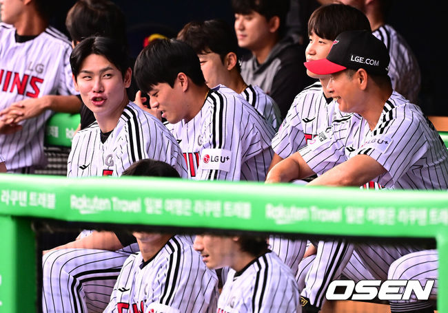 [OSEN=잠실, 지형준 기자] 13일 오후 서울 잠실구장에서 ‘2025 신한 SOL Bank KBO리그’ LG 트윈스와 KIA 타이거즈의 경기가 열렸다.LG는 임찬규, KIA는 이의리가 선발로 나섰다.LG 홍창기가 더그아웃에서 경기를 준비하고 있다. 2025.09.13 /jpnews@osen.co.kr