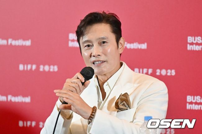 [OSEN=부산, 이석우 기자]배우 이병헌이 기자들의 질문에 답하고 있다. 2025.09.17 / foto0307@osen.co.kr