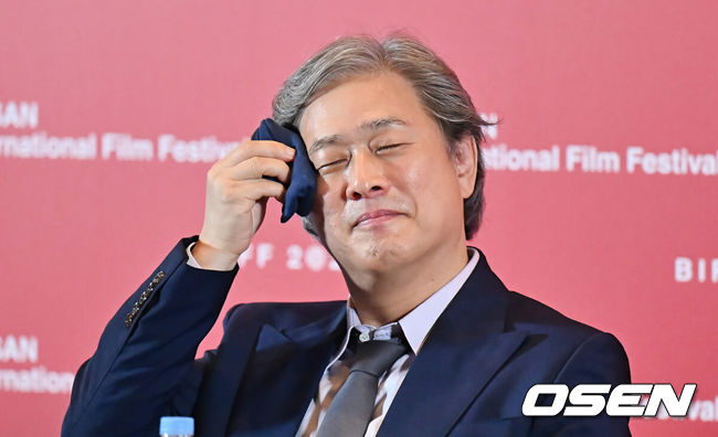 [OSEN=부산, 이석우 기자] 17일 부산 해운대구 영화의 전당 중극장에서 제30회 부산국제영화제 개막작 ‘어쩔수가없다’ 기자회견이 열렸다.박찬욱 감독의 12번째 장편 영화인 ‘어쩔수가없다’는 도널드 E. 웨스트레이크의 1997년 소설 '액스(The Axe)'를 원작으로 한다.박찬욱 감독이 땀을 닦고 있다. 2025.09.17 / foto0307@osen.co.kr