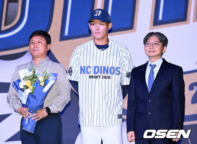 [OSEN=이대선 기자] 17일 오후 7일 오후 서울 롯데호텔 월드에서 ‘2026 KBO 신인 드래프트’가 열렸다.이번 드래프트는 전면 드래프트 방식으로 총 11라운드에 걸쳐 진행된다. 대상자는 총 1천261명으로, 고등학교 졸업 예정자 930명, 대학교 졸업 예정자 216명, 얼리 드래프트 신청자 51명, 해외 아마추어·프로 출신 선수 19명이다. 이 중 최대 110명이 KBO 10개 구단의 부름을 받게 된다.NC에 지명된 유신고 신재인이 기념촬영을 하고 있다. 2025.09.17 /sunday@osen.co.kr