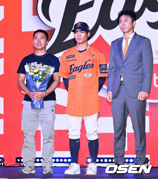 [OSEN=이대선 기자] 17일 오후 7일 오후 서울 롯데호텔 월드에서 ‘2026 KBO 신인 드래프트’가 열렸다.이번 드래프트는 전면 드래프트 방식으로 총 11라운드에 걸쳐 진행된다. 대상자는 총 1천261명으로, 고등학교 졸업 예정자 930명, 대학교 졸업 예정자 216명, 얼리 드래프트 신청자 51명, 해외 아마추어·프로 출신 선수 19명이다. 이 중 최대 110명이 KBO 10개 구단의 부름을 받게 된다.한화에 지명된 유신고 오재원이 기념촬영을 하고 있다. 2025.09.17 /sunday@osen.co.kr