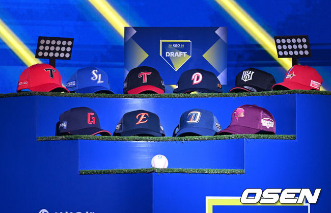 [OSEN=이대선 기자] 17일 오후 7일 오후 서울 롯데호텔 월드에서 ‘2026 KBO 신인 드래프트’가 열렸다.이번 드래프트는 전면 드래프트 방식으로 총 11라운드에 걸쳐 진행된다. 대상자는 총 1천261명으로, 고등학교 졸업 예정자 930명, 대학교 졸업 예정자 261명, 얼리 드래프트 신청자 51명, 해외 아마추어·프로 출신 선수 19명이다. 이 중 110명이 KBO 10개 구단의 부름을 받게 된다.각 구단 모자가 전시 돼있다. 2025.09.17 /sunday@osen.co.kr