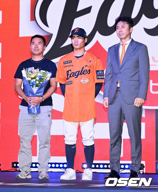 [OSEN=이대선 기자] 17일 오후 7일 오후 서울 롯데호텔 월드에서 ‘2026 KBO 신인 드래프트’가 열렸다.이번 드래프트는 전면 드래프트 방식으로 총 11라운드에 걸쳐 진행된다. 대상자는 총 1천261명으로, 고등학교 졸업 예정자 930명, 대학교 졸업 예정자 216명, 얼리 드래프트 신청자 51명, 해외 아마추어·프로 출신 선수 19명이다. 이 중 최대 110명이 KBO 10개 구단의 부름을 받게 된다.한화에 지명된 유신고 오재원이 기념촬영을 하고 있다. 2025.09.17 /sunday@osen.co.kr