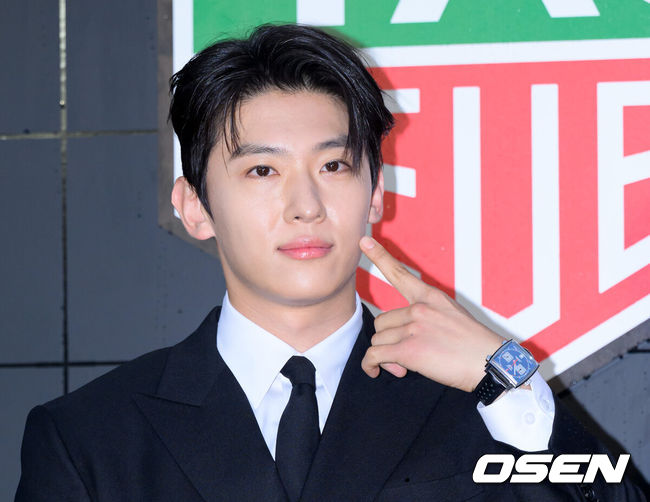 [OSEN=이대선 기자] 25일 오후 서울 문화비축기지에서 스위스 럭셔리 워치메이커의 갈라 디너 이벤트가 열렸다.이날 행사에는 에이티즈 산, 배우 박민영, 배우 한효주, 배우 박형식, 방송인 덱스, 방송인 송해나, 모델 최현준, 배우 이호정, 전 야구선수 추신수, 축구선수 황희찬, 전 스피드스케이팅 선수 이상화, 전 스켈레톤 선수 윤성빈, 전 체조선수 손연재, 스노우보드 월드챔피온 이채운, 근대 5종 선수 전웅태 등이 참석해 자리를 빛냈다.방송인 덱스가 포토타임을 가지고 있다. 2025.06.25 /sunday@osen.co.kr