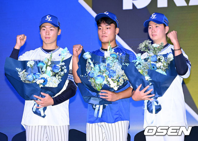 [OSEN=이대선 기자] 17일 오후 7일 오후 서울 롯데호텔 월드에서 ‘2026 KBO 신인 드래프트’가 열렸다.이번 드래프트는 전면 드래프트 방식으로 총 11라운드에 걸쳐 진행된다. 대상자는 총 1천261명으로, 고등학교 졸업 예정자 930명, 대학교 졸업 예정자 216명, 얼리 드래프트 신청자 51명, 해외 아마추어·프로 출신 선수 19명이다. 이 중 최대 110명이 KBO 10개 구단의 부름을 받게 된다.삼성에 지명된 신인 선수들이 기념촬영을 가지고 있다. 2025.09.17 /sunday@osen.co.kr
