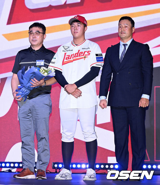 [OSEN=이대선 기자] 17일 오후 7일 오후 서울 롯데호텔 월드에서 ‘2026 KBO 신인 드래프트’가 열렸다.이번 드래프트는 전면 드래프트 방식으로 총 11라운드에 걸쳐 진행된다. 대상자는 총 1천261명으로, 고등학교 졸업 예정자 930명, 대학교 졸업 예정자 216명, 얼리 드래프트 신청자 51명, 해외 아마추어·프로 출신 선수 19명이다. 이 중 최대 110명이 KBO 10개 구단의 부름을 받게 된다.SSG에 지명된 대구고 김민준이 기념촬영을 하고 있다. 2025.09.17 /sunday@osen.co.kr