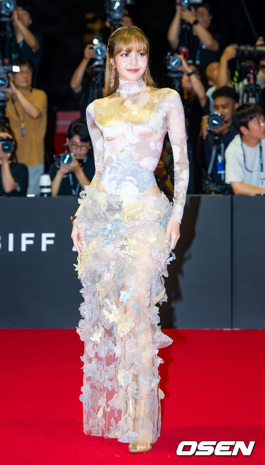 [OSEN=부산, 민경훈 기자] 제30회 부산국제영화제(BIFF) 레드카펫 행사가 17일 오후 부산 해운대구 영화의 전당에서 열렸다.올해 개막작은 박찬욱 감독의 ‘어쩔수가없다’이며, 주연배우 이병헌은 개막식 사회까지 본다. 폐막작으로는 경쟁 부문 대상 수상작을 상영한다. 올해 30주년을 맞이한 부산국제영화제는 오는 26일까지 총 64개국 328편의 작품을 만날수 있다.블랙핑크 리사가 레드카펫을 밟으며 포즈를 취하고 있다. 2024.09.17 / rumi@osen.co.kr