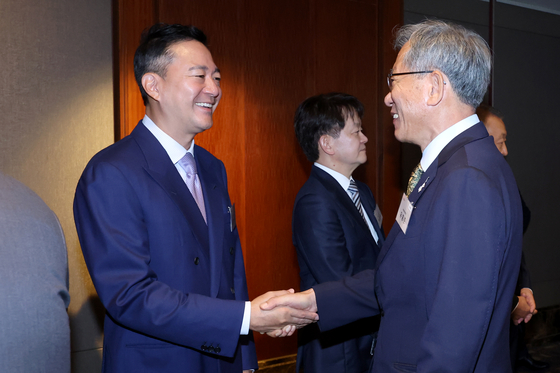 중앙일보 창간 60주년 기념식이 17일 오전 서울 소공동 롯데로텔에서 열렸다. 홍정도 부회장이 유홍준 국립중앙박물관장과 인사하고 있다. 장진영 기자