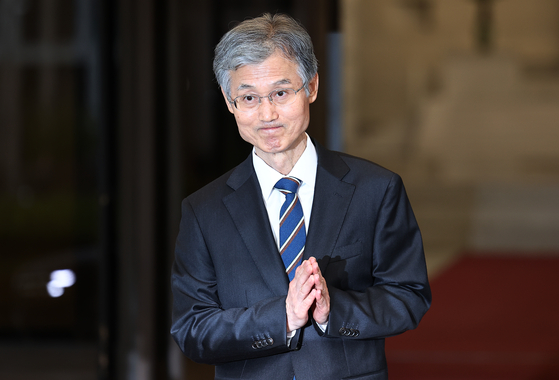 조희대 대법원장이 17일 서울 서초구 대법원에서 퇴근하기 위해 이동하며 두 손을 모으고 있다. 연합뉴스