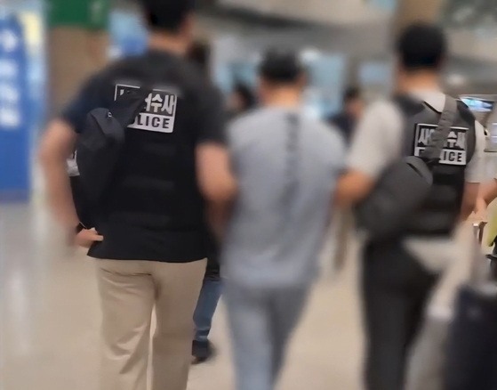 KT 무단 소액결제 사건의 용의자인 중국 국적의 남성들이 경찰에 붙잡혔다.   경기남부경찰청 사이버수사과는 정보통신망법 위반(침해) 및 컴퓨터 등 사용 사기 혐의로 중국교포 A(48)씨를 체포했다고 17일 밝혔다.   또 컴퓨터 등 사용 사기 및 범죄수익 은닉규제법 위반 혐의로 중국교포 B(44)씨를 긴급체포했다. 사진은 검거 장면. 연합뉴스