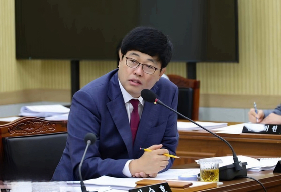 이상조 청주시의원이 시의회에서 정책 질의를 하고 있다. 사진 이상조 시의원