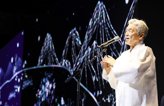중앙일보 창간 60주년 기념식이 17일 롯데호텔 서울에서 열렸다. 이날 소리꾼 장사익이 축하공연을 하고 있다. 김경록 기자