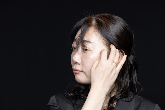 소설을 20여년 간 썼지만 소설의 무게는 늘 무겁다. 그는 인터뷰 말미에 "나이가 들어도 마음은 같더라. 참 어렵다"고 조심스레 밝혔다. 권혁재 사진전문기자