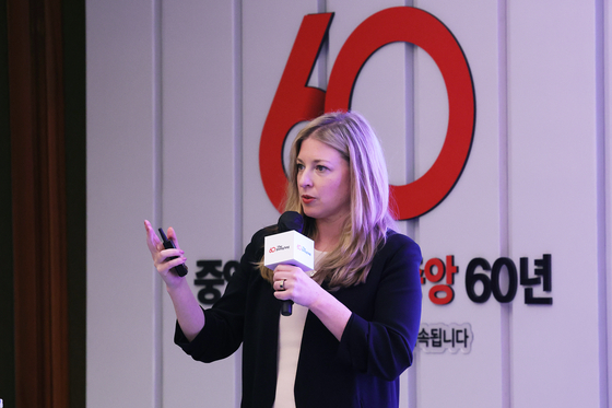 중앙일보 창간 60주년 글로벌 미디어 컨퍼런스가 17일 서울 소공동 롯데호텔에서 열렸다. 데이1 세션3 기술키트에서 뉴욕타임즈의 AI전략을 주제로 한나 포펄 뉴욕타임스 CDO가 발표하고 있다. 장진영 기자 