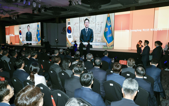 이재명 대통령이 17일 서울 중구 롯데호텔서울에서 열린 중앙일보 창간 60주년 기념식 영상축사를 하고 있다. 김성룡 기자