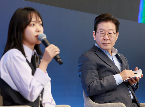 이재명 대통령이 17일 경기도 성남시 스타트업 스퀘어에서 열린 청년 스타트업 상상콘서트에서 참석자 발언을 메모하며 경청하고 있다. 연합뉴스